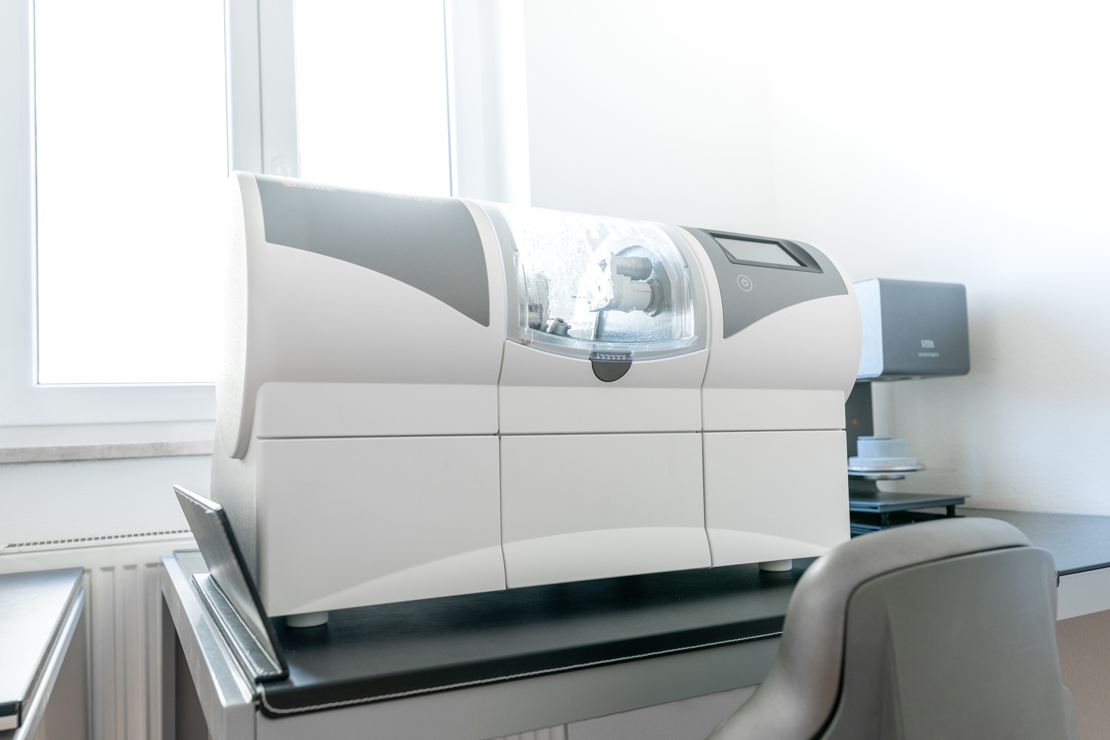 CEREC CAD/CAM-Fräsgerät bei EDEL SMILE München Trudering