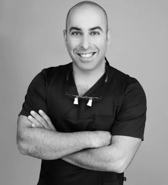 Dr. Pedram Tabaeian bei der mikroskopischen Zahnbehandlung, EDEL SMILE München Trudering